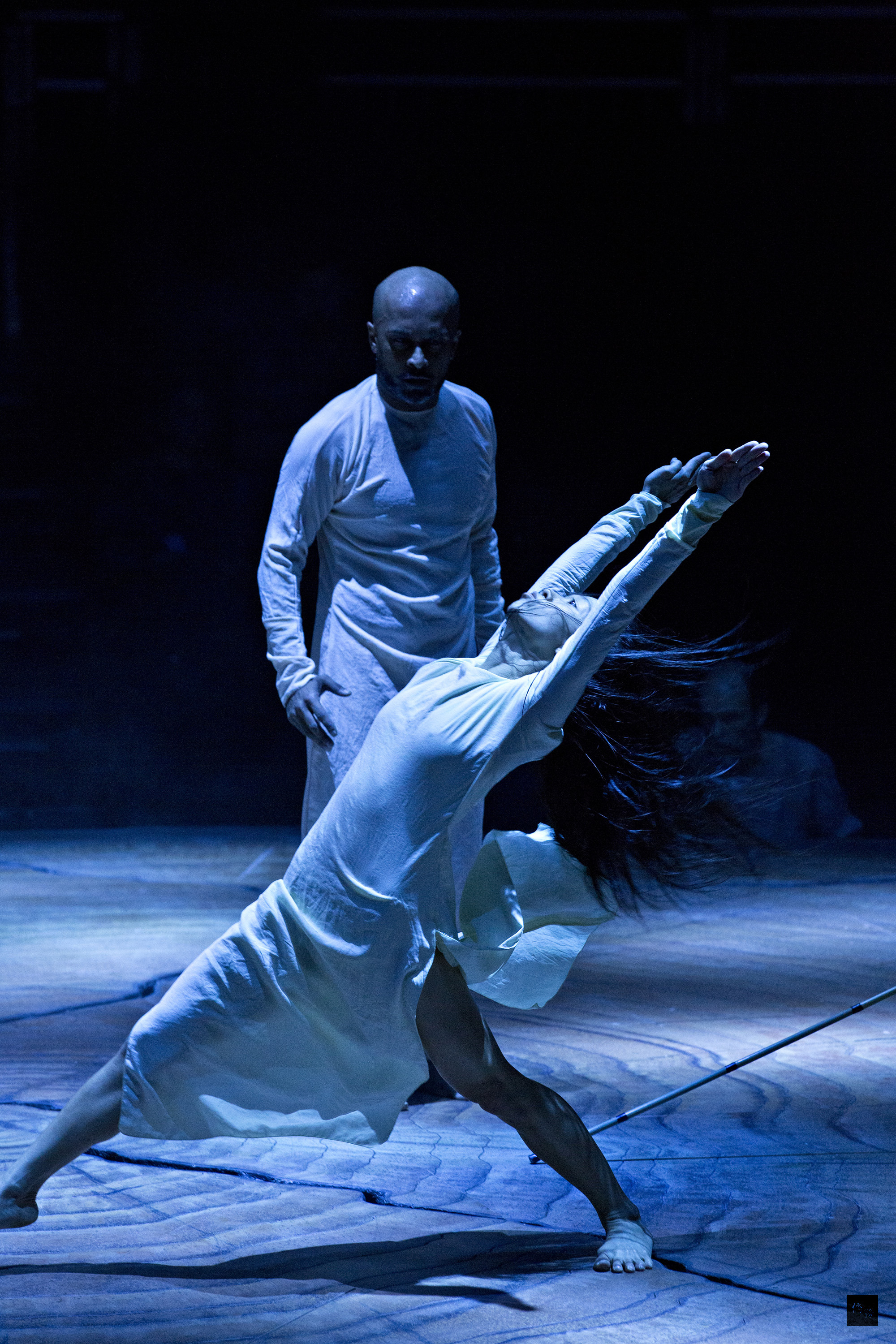 台灣舞者簡晶瀅與英國舞蹈家阿喀郎汗正在倫敦合作演出，在新舞作Until the Lions中簡晶瀅精湛的舞技令英舞評給予高度肯定，舞蹈生涯再攀新高峰。（中央社提供）