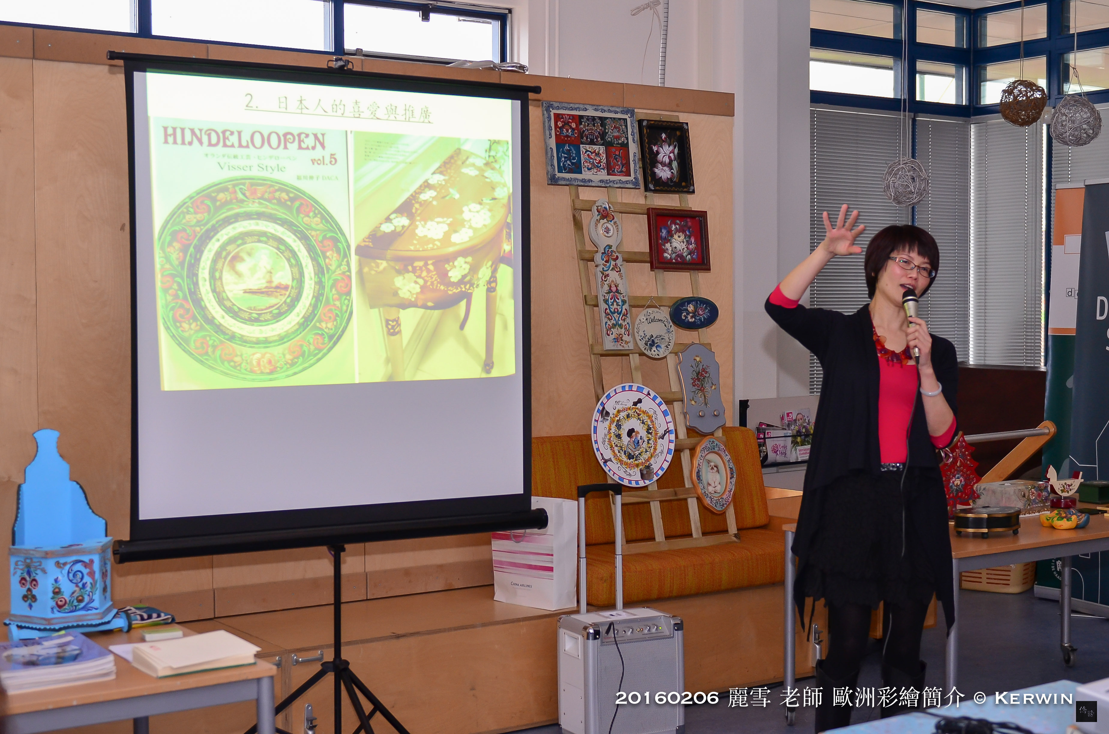 荷蘭台北中文學校舉辦「歐洲彩繪簡介」講座，邀請旅荷彩繪畫家蔡麗雪說明歐洲彩繪的發展史。（駐荷蘭代表處提供）