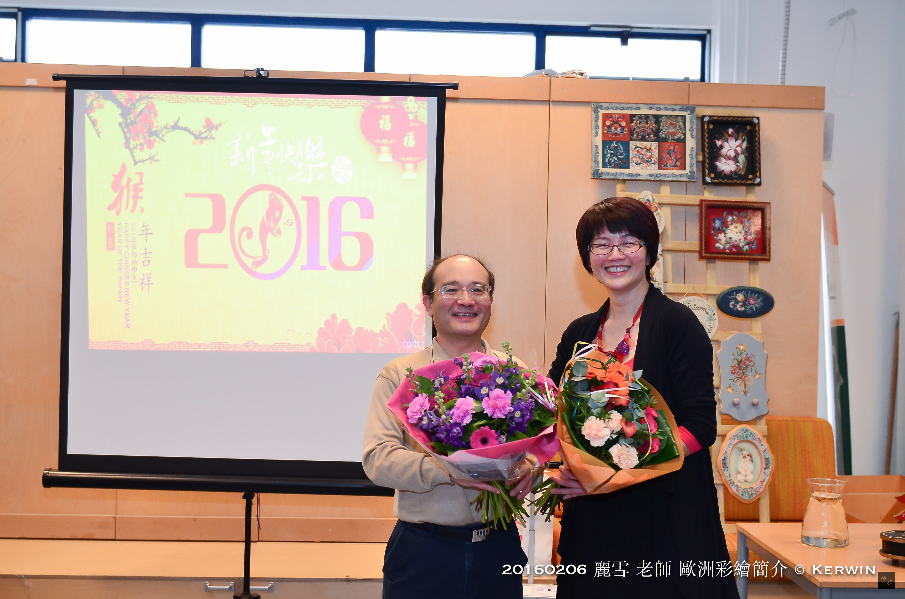 荷蘭台北中文學校舉辦「歐洲彩繪簡介」講座，邀請旅荷彩繪畫家蔡麗雪說明歐洲彩繪的發展史，校長鍾啟元向蔡麗雪獻花，感謝她的分享。（駐荷蘭代表處提供）