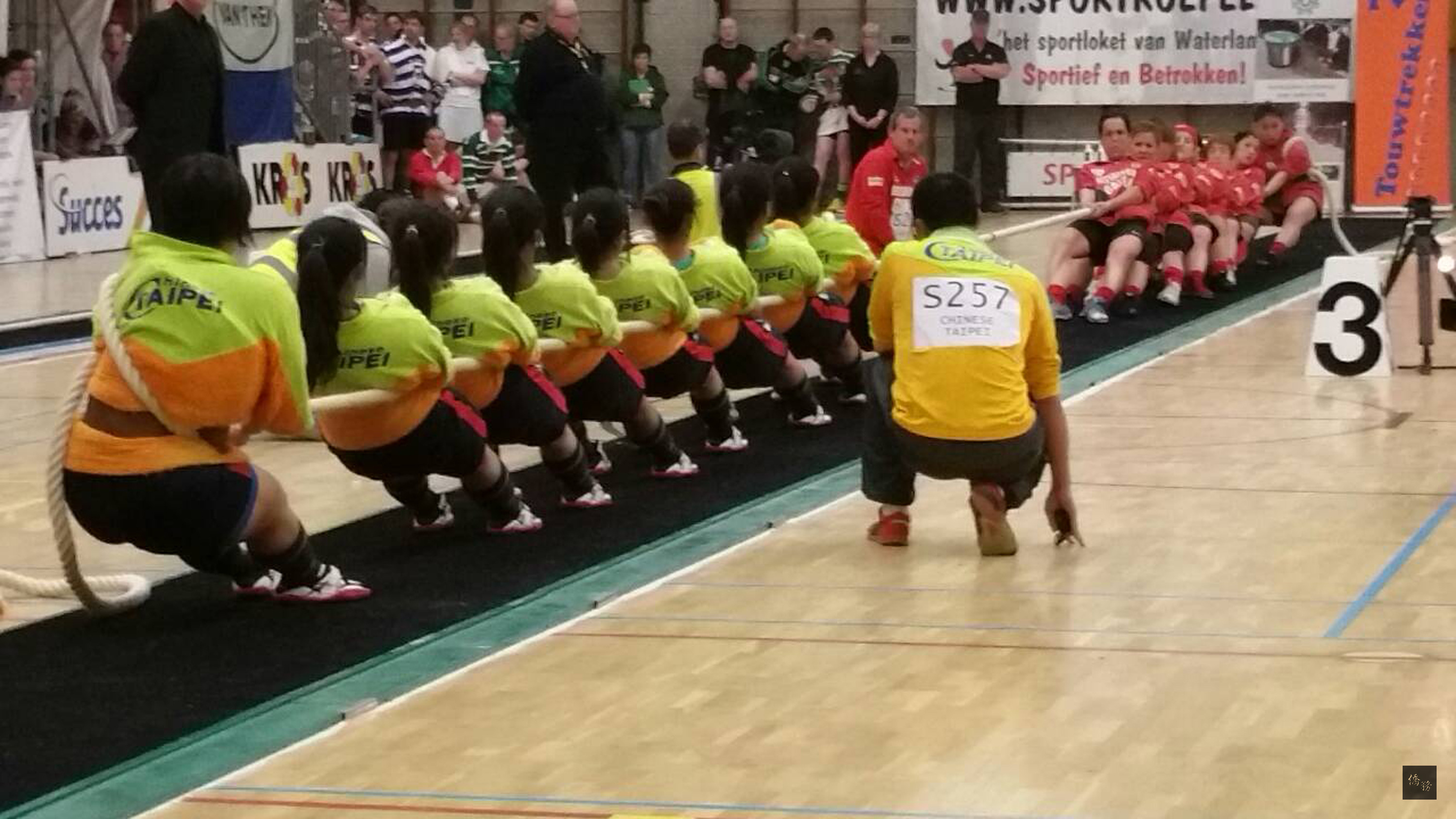 景美女中拔河隊(左)18日在世界盃室內拔河錦標賽540公斤級公開賽決賽中,以直落二擊敗巴斯克自治區Gaztedi隊,以12場全勝戰績,奪下冠軍。(中央社提供)