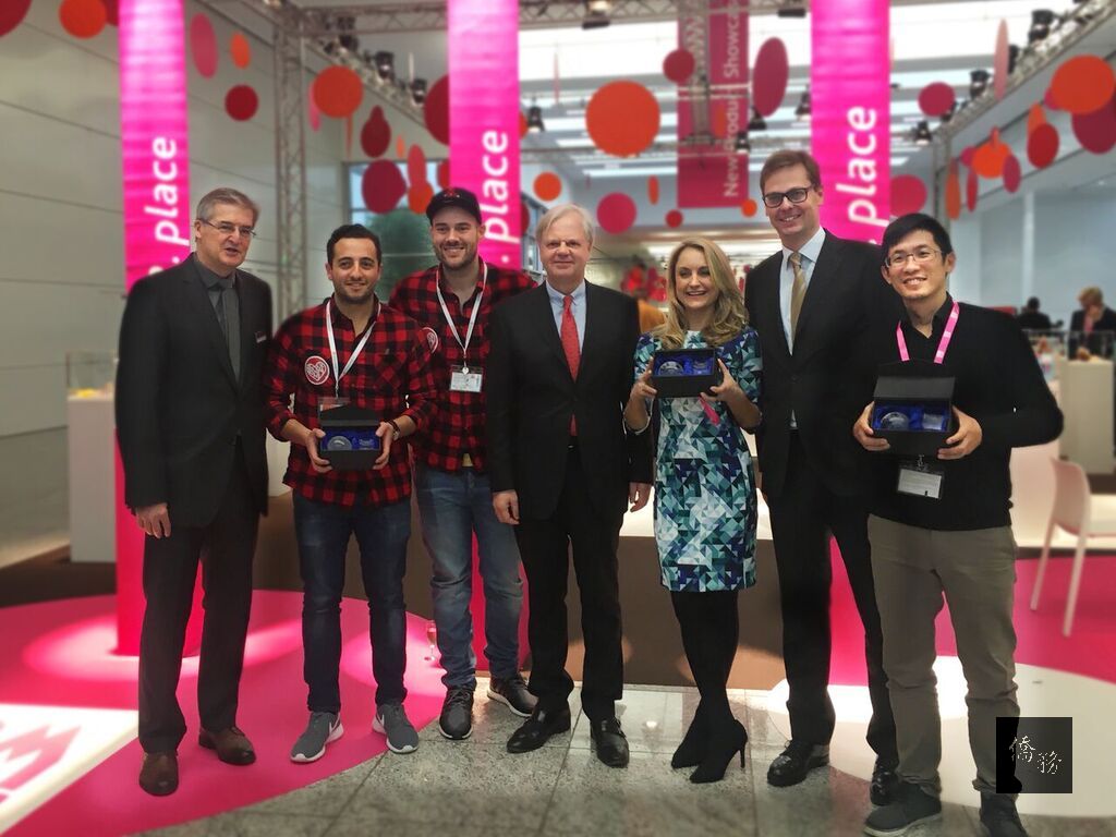 蔡明傑和競賽主辦單位合影。（宏觀特聘記者翁鳳英提供）