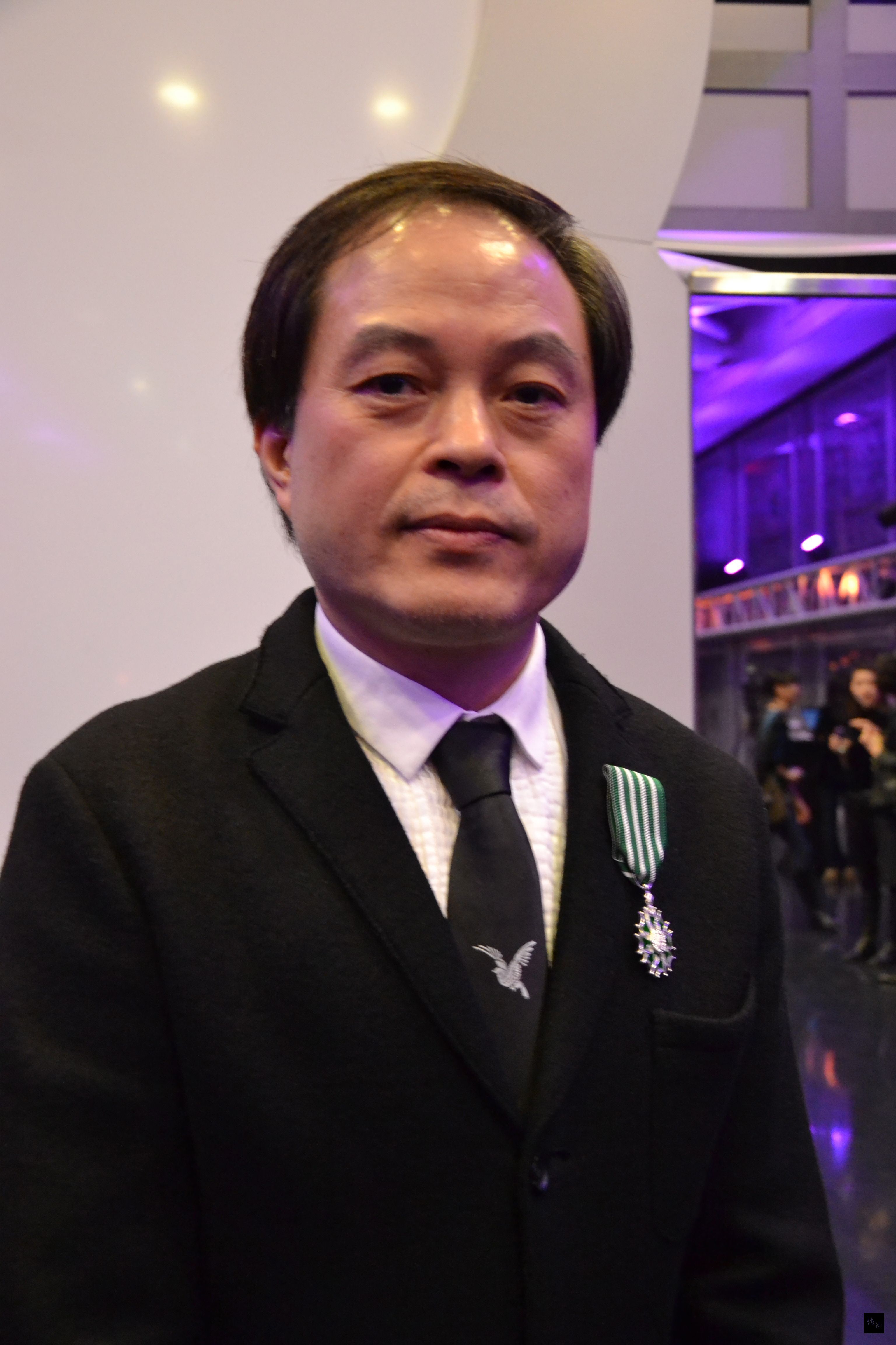 國立台灣藝術大學校長陳志誠,因長期致力於台法藝術文化交流,獲頒法國政府的藝術與文學騎士勳章,由法國前文化部長賈克朗於巴黎代表頒授。(中央社提供)