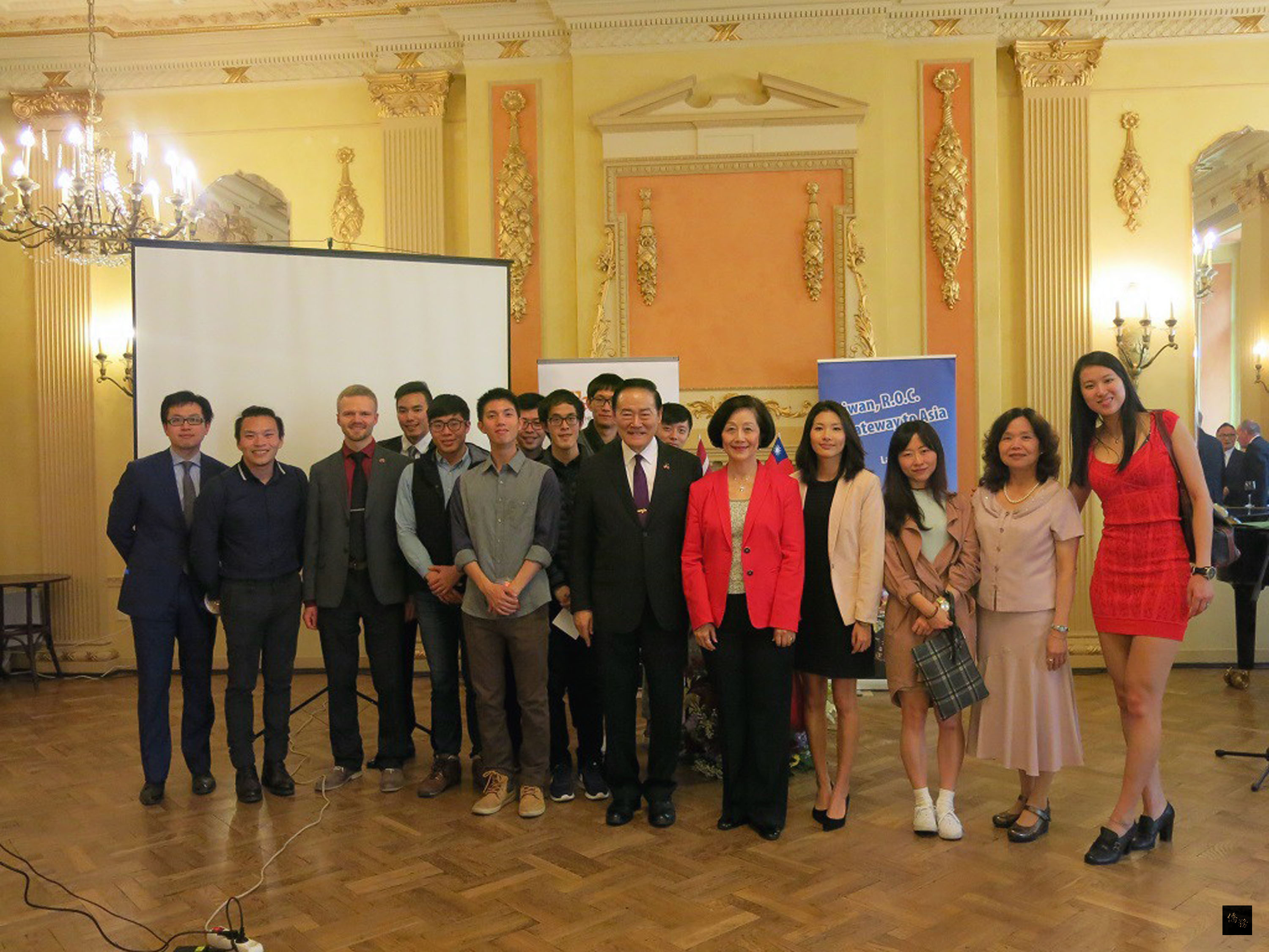 駐拉脫維亞代表葛光越20日在里加拉脫維亞人協會大會堂主持慶祝第14任總統、副總統就職茶會，留學生及台商也共襄盛舉，全場近百名嘉賓同慶，十分熱絡。（中央社提供）