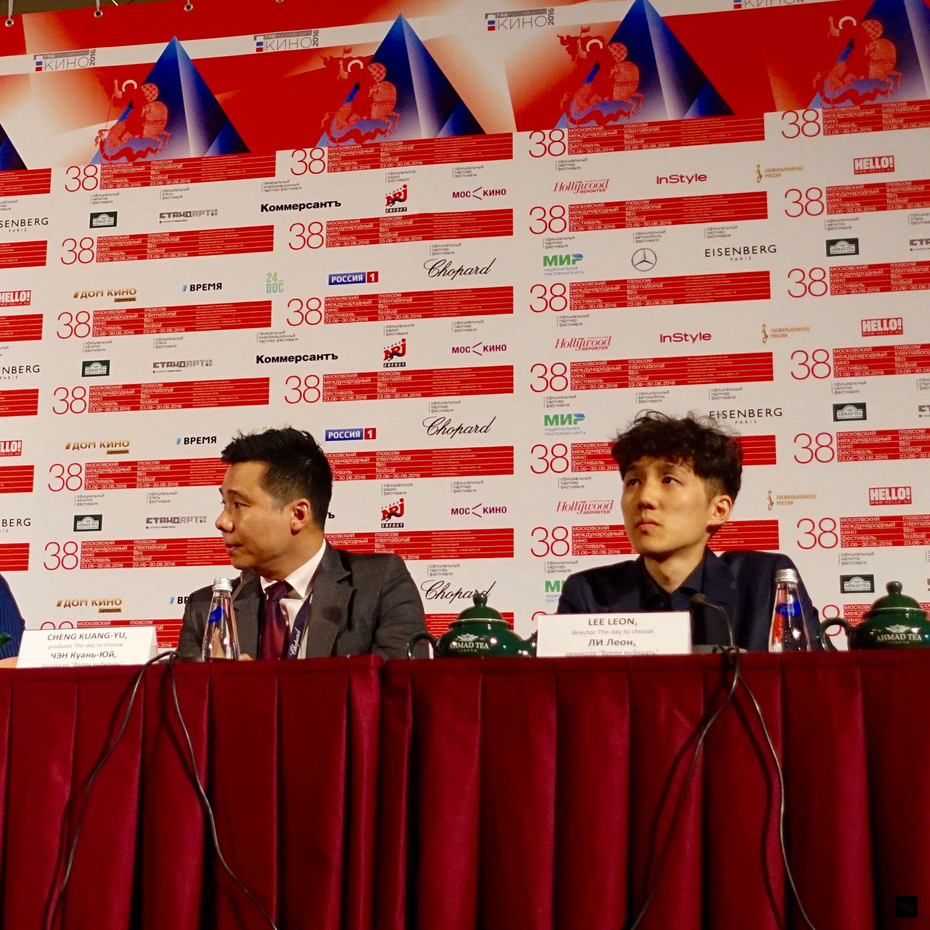 由東吳大學德文系學生李永為（右）導演，華語教學中心副主任鄭匡宇（左）投資製作的電影短片「審判」，代表台灣入圍第38屆莫斯科國際電影節短片競賽。（中央社提供）