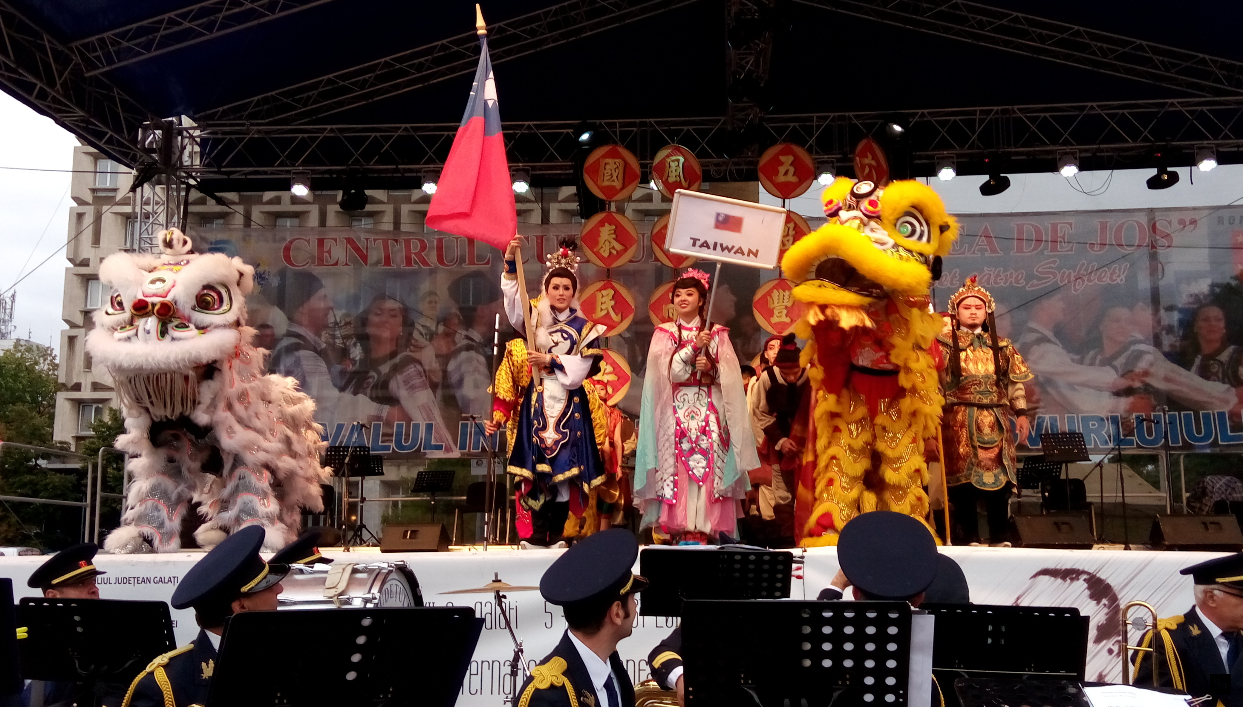 台灣廟會傳統表演藝術團隊參加東歐羅馬尼亞第11屆加拉茨國際民俗藝術節,華麗服飾及精彩預演在開幕式造成轟動。(駐斯洛伐克代表處提供)