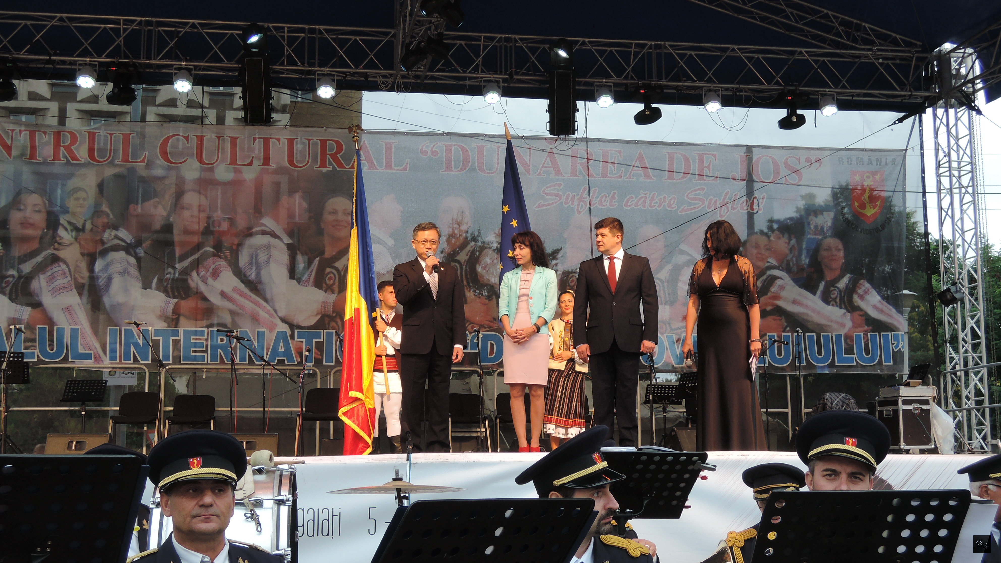 駐斯洛伐克代表曾瑞利出席羅馬尼亞第11屆加拉茨國際民俗藝術節開幕式致詞。(駐斯洛伐克代表處提供)