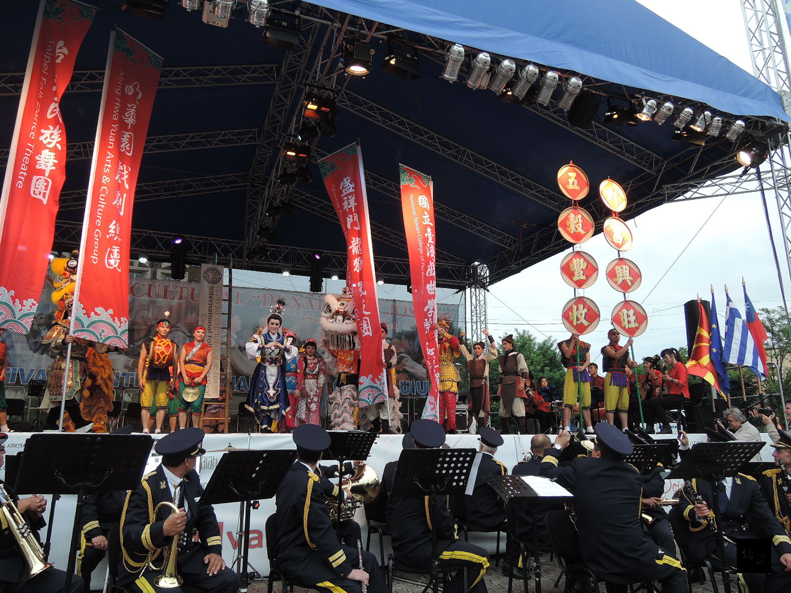 台灣廟會傳統表演藝術團隊參加東歐羅馬尼亞第11屆加拉茨國際民俗藝術節,展現台灣具代表性的廟會藝術。(駐斯洛伐克代表處提供)