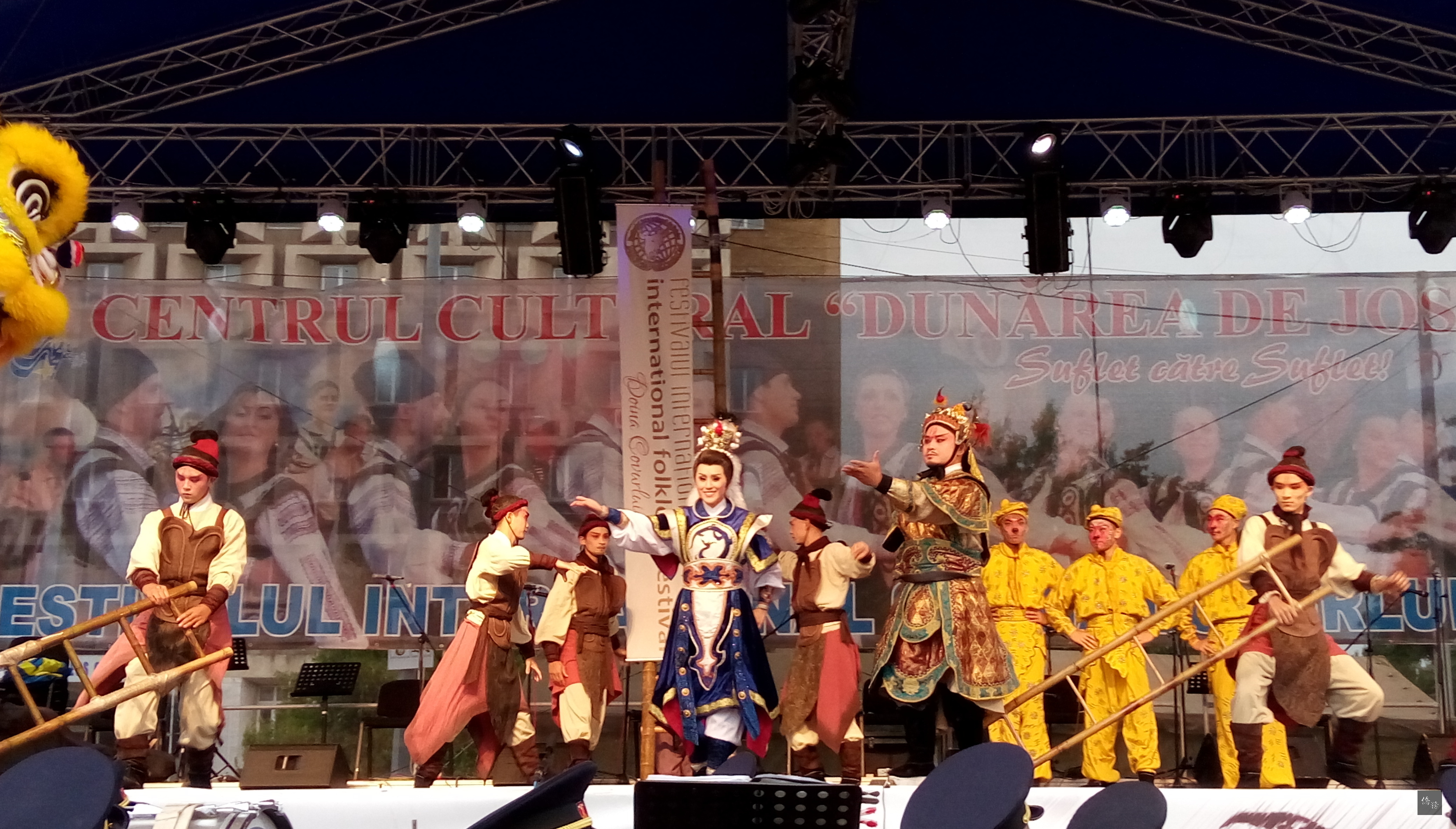 台灣廟會傳統表演藝術團隊參加東歐羅馬尼亞第11屆加拉茨國際民俗藝術節,展現台灣具代表性的廟會藝術。(駐斯洛伐克代表處提供)