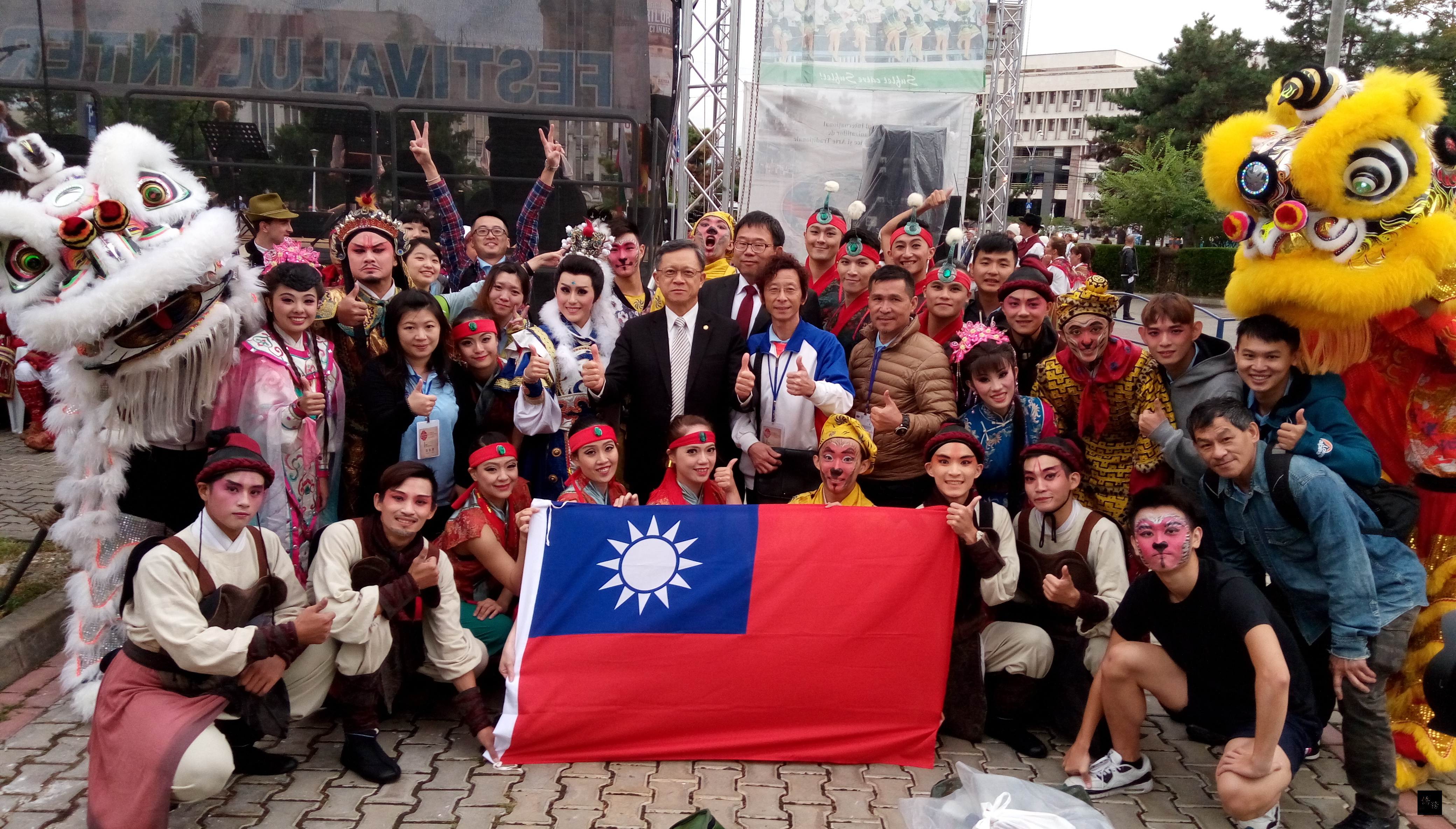 台灣廟會傳統表演藝術團隊參加東歐羅馬尼亞第11屆加拉茨國際民俗藝術節,駐斯洛伐克代表曾瑞利與團員合影。(駐斯洛伐克代表處提供)