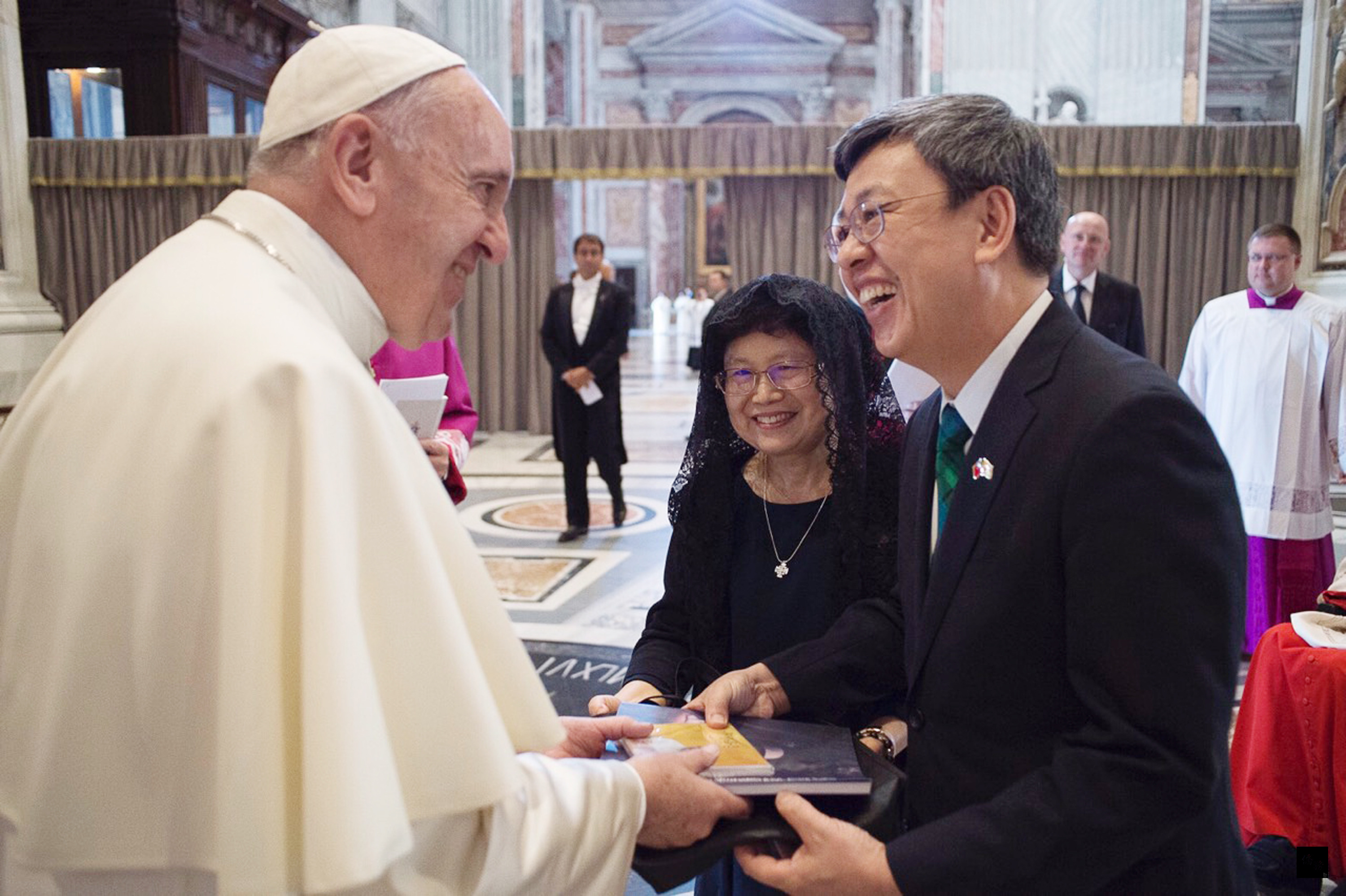 副總統陳建仁(右)出席仁愛傳教修女會創立人德雷莎修女的封聖典禮,並與教宗方濟各會面,邀他訪問台灣。(中央社提供)