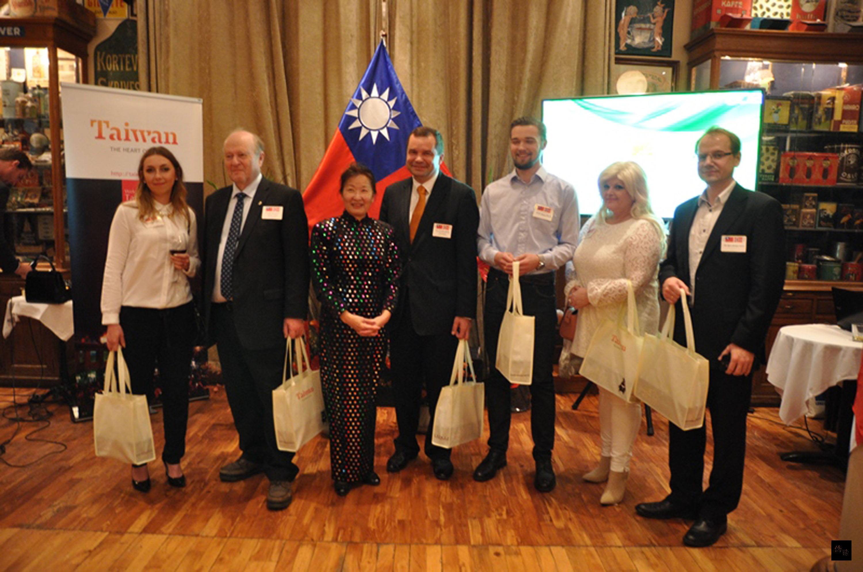 駐挪威代表處當地時間6日在奧斯陸舉行慶祝中華民國105年國慶酒會，讓國際友人體會台灣人文、風景之美。（中央社提供）