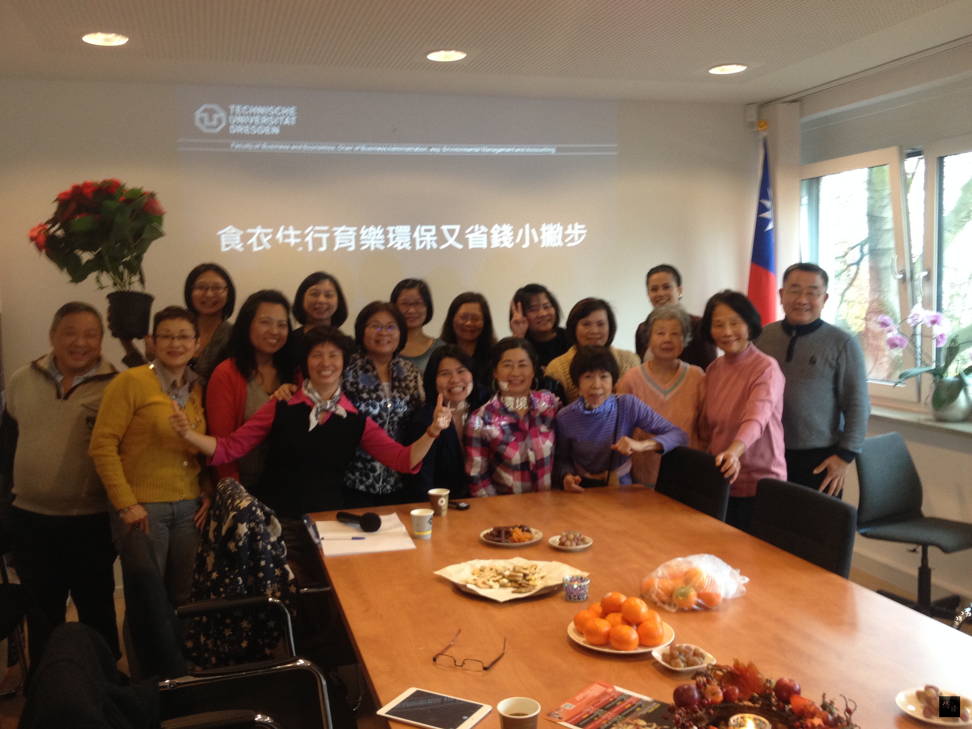 出席德國漢堡中華婦女會年終聚會暨環保講座的僑胞合影。（駐德國代表處提供）