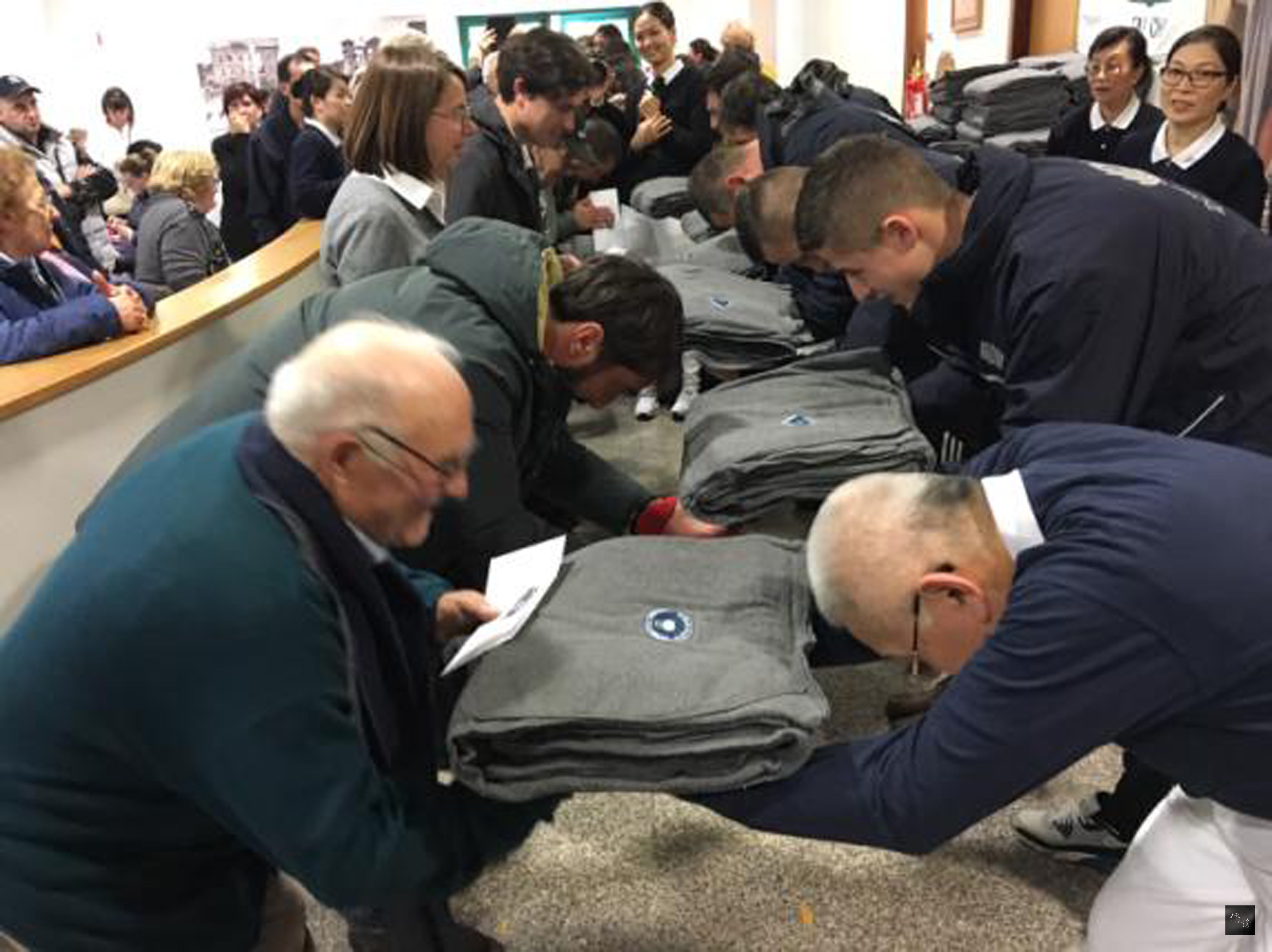 慈濟基金會18日表示，歐洲志工在歲末年終之際，到義大利費那雷艾米利亞市舉行歲末祝福，並發放愛心毛毯，駐教廷大使李世明也到場表達關懷。（中央社提供）