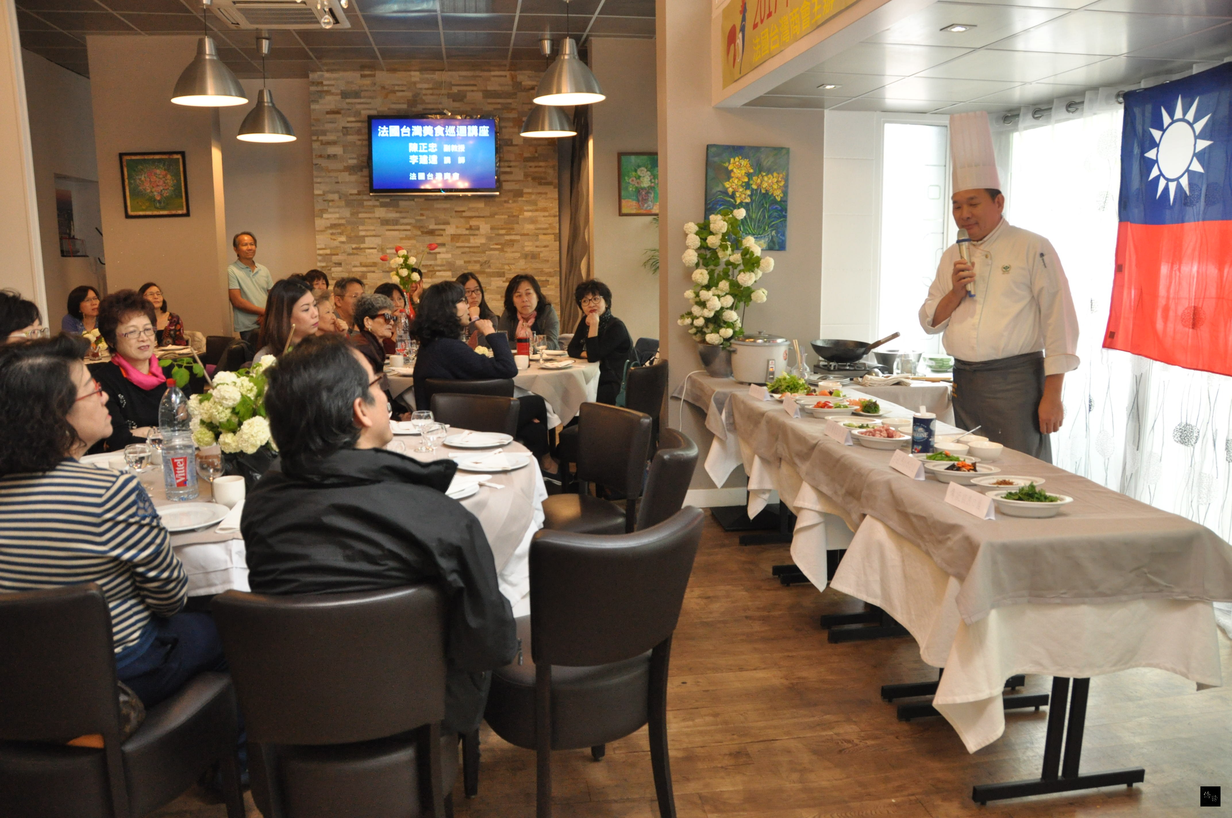 法國台灣商會於4月30日在巴黎第12區舉辦「2017年巴黎台灣美食廚藝巡迴講座－台灣小吃示範教學」活動。（駐法國代表處提供）