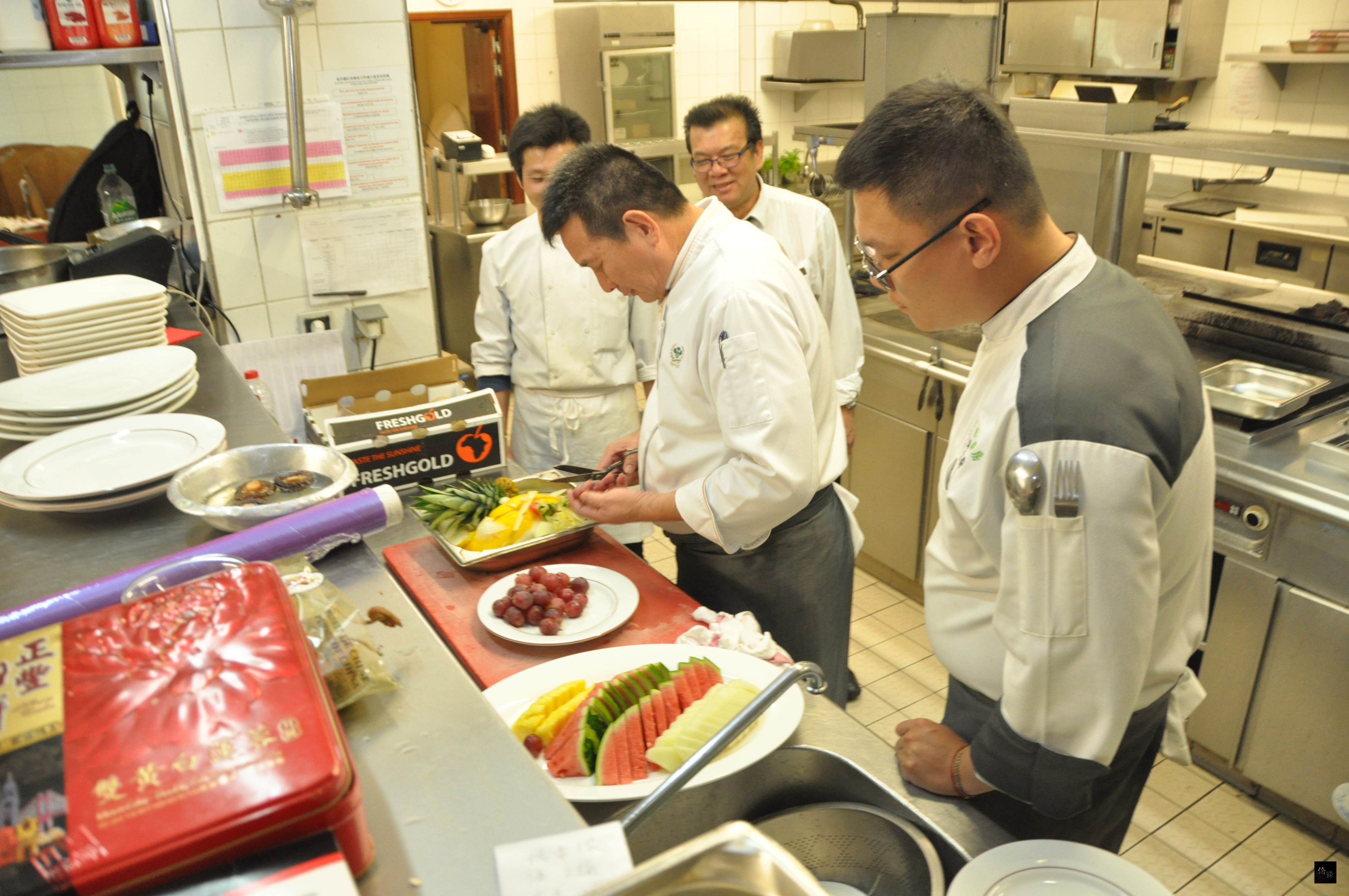 歐洲台灣美食廚藝巡迴講座講師與巴黎長榮桂冠酒店Oravis餐廳主廚團隊交流。（駐法國代表處提供）
