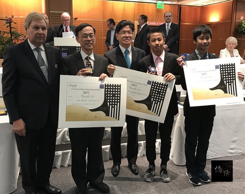台灣發明家組團參加今年巴黎雷平發明展,除獲11金和一項特別獎外,主辦單位還特別表揚兩名14歲的國中生發明人郭宇新(右一)和張鈞翔(右二)。(中央社提供)
