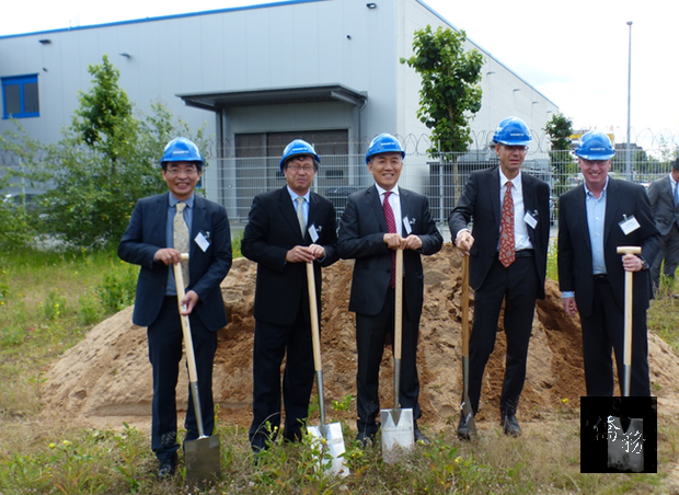 技嘉德國漢堡分公司負責人黃國華,駐德國代表謝志偉,技嘉科技董事長葉培城,漢堡市政廳經濟交通創新署署長柯本,建築師梅維斯等人合影留念。(德國漢堡簡玉芳提供)