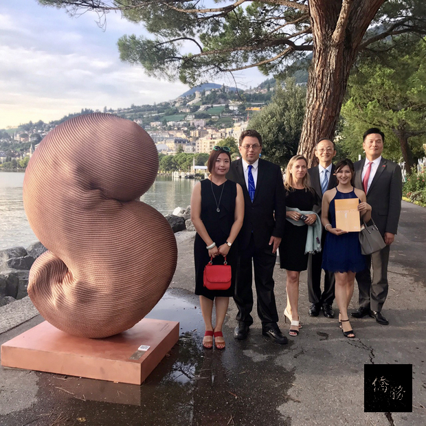 台灣藝術家康木祥作品今年獲邀參加瑞士蒙特魯雕塑雙年展，得到廣大迴響，駐日內瓦辦事處長陳龍錦（右三）與蒙特魯市長韋勞倫（左二）8月24日共同主持開展酒會。（駐日內瓦辦事處提供）