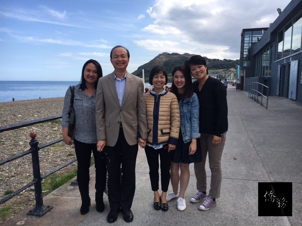 駐愛爾蘭代表杜聖觀與都柏林中文學校校長劉淑慧（右一）、教師陳心怡（右二）及汪淑萍（左一）合影。（駐愛爾蘭代表處提供）