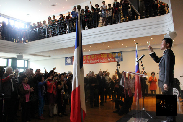 駐法國代表張銘忠和600餘位僑界先進、留學生及社團會員共同舉杯慶祝國慶。（駐法國代表處提供）