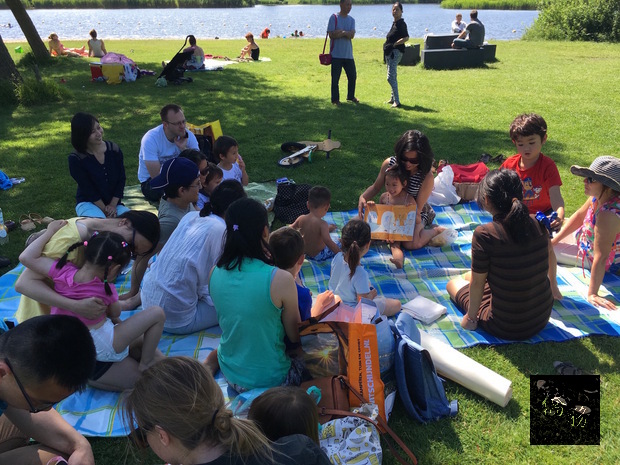 草地上野餐聽故事