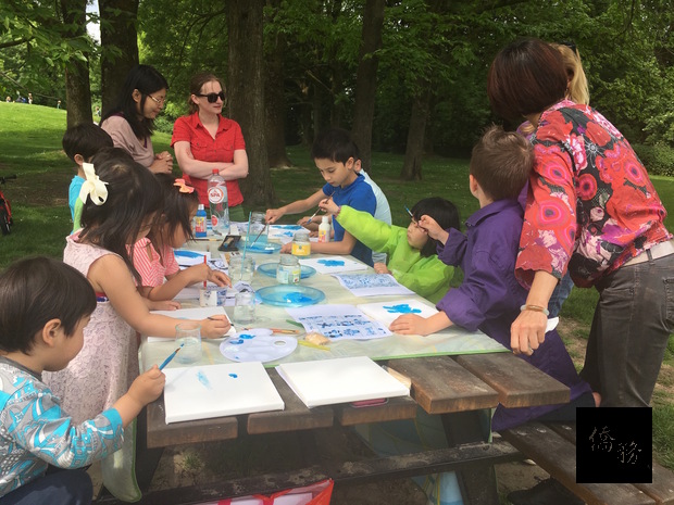 我們很幸運邀請到專業的麗雪老師，在戶外的大樹下帶領大家體驗藍染作畫