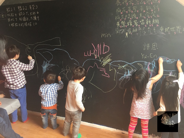 大黑板寫了兒歌和唸謠，大家一起看著念和唱，黑板同時也是小孩的畫板，大家都愛自由創作時間呢！
