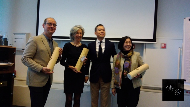 荷蘭台灣商會會長曾仲殷致贈禮物給講員Lori Tierney、Huub van Rooij與Lori Tseng。(駐荷蘭代表處提供)