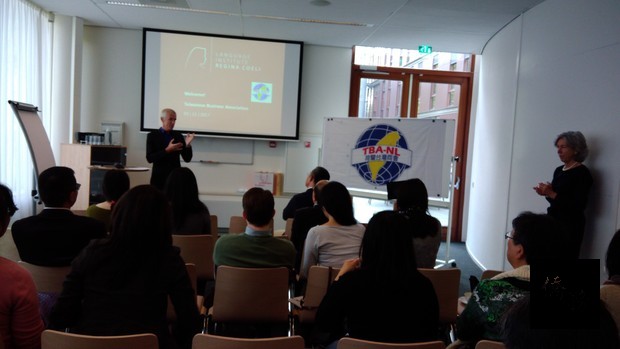 Regina Coeli行政主任Harm Jan Bouwknegt開場歡迎荷蘭台灣商會訪客。(駐荷蘭代表處提供)