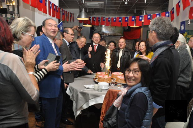 與會嘉賓一起切蛋糕為中國國民黨慶生。(駐法國代表處提供)