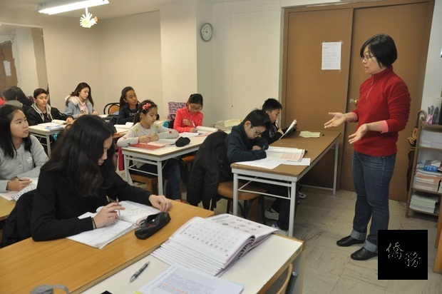 華語文教師與學生互動教學情形。