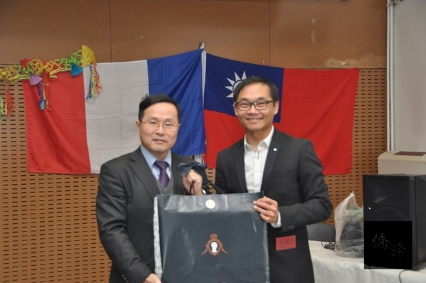林宏穎致贈駐法國代表處精緻禮品，由趙健甫(右)代表接受。