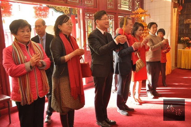 張銘忠夫婦和周吉慶會長夫婦暨幹部一起在會館佛堂上香祈福。