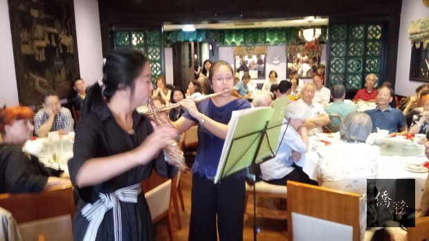 慈濟中文教師在會場表演國樂，受到賓客好評。