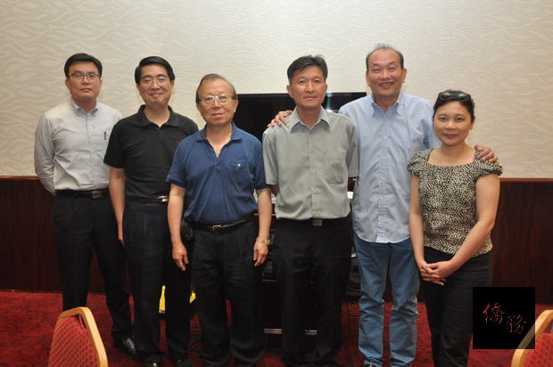黎輝(右2)當選第25屆會長與當選副會長莊慧菁 (右1)及其他理、監事等幹部合影。