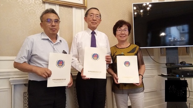 林永樂(中)頒發感謝狀給李勳墉及藍國瑜，表彰他們聲援台灣參與WHA的貢獻。

