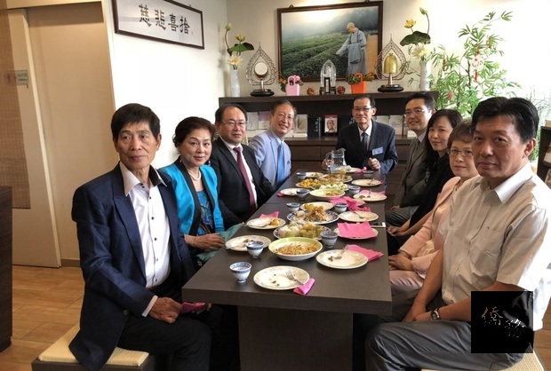吳志中偕古文劍夫婦與在場僑務榮譽職人員餐敘。