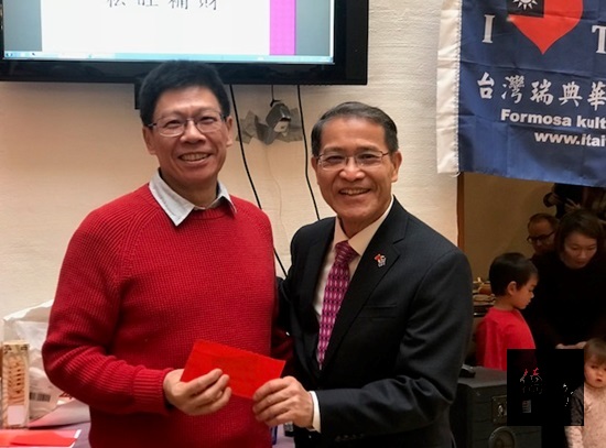 廖東周於瑞典華人聯合會成立40週年餐會頒與張克勝禮卷感謝資深會員對駐處的支持。