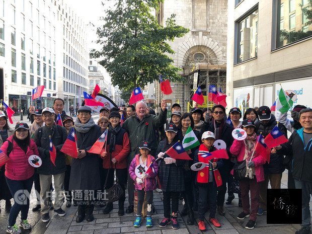 倫敦市長巡遊10日舉行，今年是台灣第二度組隊參加，許多僑胞與留學生到場，揮舞中華民國國旗替遊行隊伍加油。