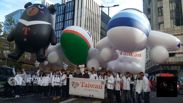 倫敦市長巡遊10日舉行，今年是台灣第二度組隊參加，交通部觀光局吉祥物「喔熊」等4組大型氣球飄浮在倫敦空中，相當吸睛。