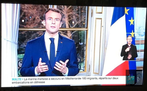 法國總統馬克宏在「黃背心」運動的緊繃社會氣氛中發表新年談話，許下真實、尊嚴及希望三願。