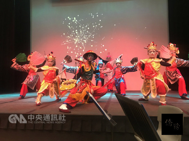 「臺灣傳統:藝陣武倫敦」20日在倫敦慈濟人文學校演出,英國各地僑胞及留學生近300人共襄盛舉,展現僑界的熱情。(中央社提供)。