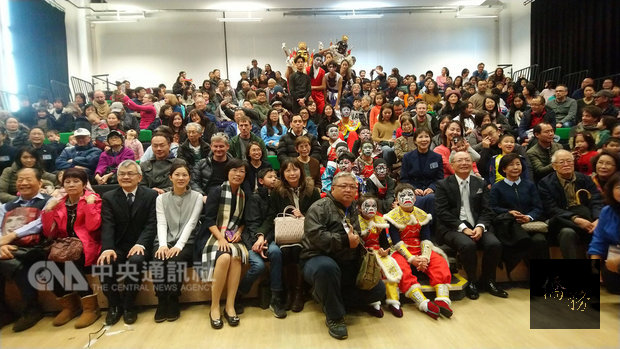 「臺灣傳統:藝陣武倫敦」20日在倫敦慈濟人文學校演出,駐英副代表程祥雲夫婦(排一右4、右3)、榮光聯誼會前會長夏體鏘(排一右2)、臺南大光國小校長楊秀枝(排一左5)與僑胞、表演團團員合影。(中央社提供)。