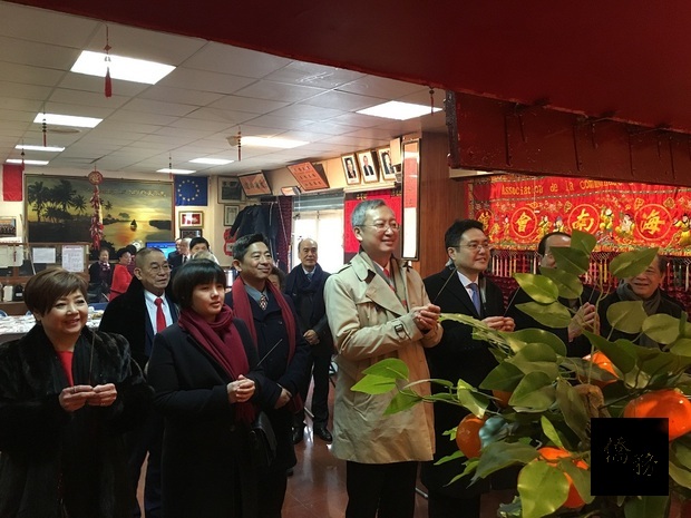 吳志中(前排右2)於法國華裔互助聯誼會廟堂上香祈福。