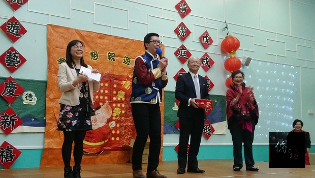 駐英國代表處程祥雲公使（左三）與倫敦中華學校陳威老師（左二）等僑校老師一同主持遊藝會節目。