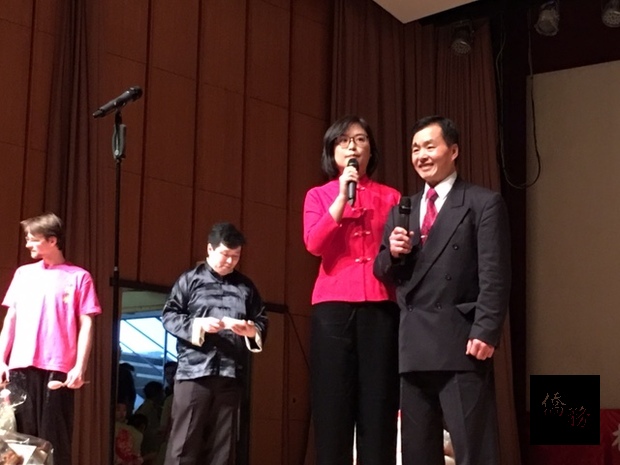 美麗的主持人李秀英博士介紹陳清峰主任委員。