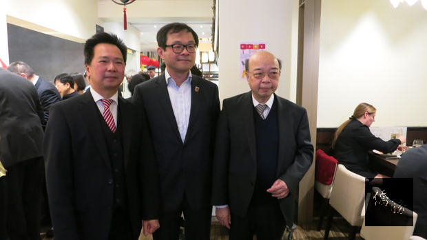 （左起）中華會館理事長王孝武、漢堡辦事處處長羅美舜、漢堡中華會館監事長陳名傑。