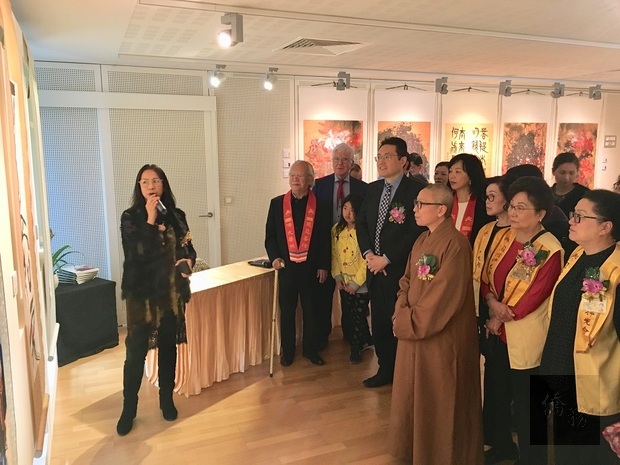 陳玉庭(左)向出席來賓導覽介紹其展出畫作。