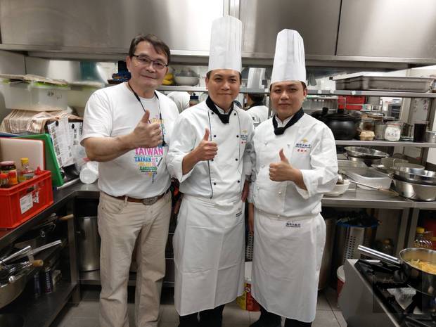 寶島美食餐廳吳俊賢先生與兩位老師合影