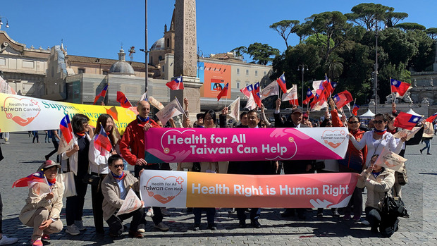 數十名台灣僑胞16日上午在羅馬地標人民廣場發起「與台灣同行」遊行活動，希望喚起國際社會支持台灣參與世界衛生大會（WHA）。（中央社提供）